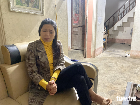 Vụ cô giáo bị học sinh nhốt, ném dép: Trường từng đề nghị luân chuyển giáo viên- Ảnh 1. Cô P.T.H. - giáo viên bị học sinh nhốt, ném dép - kể lại những ngày phải
