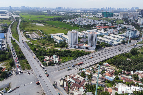 Hiện trạng đường Nguyễn Thị Định vừa được TP.HCM chi hơn 2.000 tỉ đồng để mở rộng- Ảnh 6. Đoạn cuối của dự án mở rộng đường Nguyễn Thị Định là cầu Mỹ Thủy. Khu vực này không những là lối đi độc đạo vào cảng Cát Lái mà còn là nút giao quan trọng với đường Võ Chí Công (kết nối TP Thủ Đức và quận 7) - Ảnh: LÊ PHAN