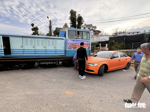 Xe ca sĩ Cao Thái Sơn va chạm tàu hỏa tại Đà Lạt- Ảnh 1. Vụ tai nạn của xe ca sĩ Cao Thái Sơn xảy ra ngay điểm cuối của tuyến đường sắt Đà Lạt - Trại Mát - Ảnh: Facebook Cao Thái Sơn
