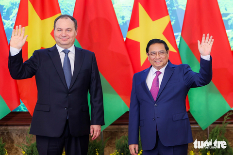 Việt Nam, Belarus ký hiệp định miễn visa cho người dân- Ảnh 1. Thủ tướng Phạm Minh Chính và Thủ tướng Belarus Roman Golovchenko vẫy tay chào báo chí trước khi bước vào hội đàm - Ảnh: NGUYỄN KHÁNH