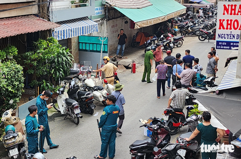 Vụ đốt nhà, cầm dao cố thủ: Người phụ nữ bị kề dao vào cổ kể lại phút điếng người- Ảnh 1. Lực lượng chức năng phong tỏa con hẻm thông ra đường Bà Hạt để khống chế người đàn ông cố thủ trong nhà - Ảnh: MINH HÒA