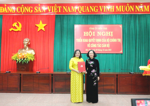Bà Hồ Thị Hoàng Yến giữ chức vụ quyền bí thư Tỉnh ủy Bến Tre nhiệm kỳ 2020-2025- Ảnh 1. Thường trực Ban Bí thư, Trưởng Ban Tổ chức Trung ương Trương Thị Mai trao quyết định cho bà Hồ Thị Hoàng Yến, phó bí thư thường trực Tỉnh ủy Bến Tre, chủ tịch HĐND tỉnh Bến Tre, làm quyền bí thư Tỉnh ủy Bến Tre đến khi kiện toàn chức danh bí thư Tỉnh ủy Bến Tre nhiệm kỳ 2020 - 2025 - Ảnh: M.T.