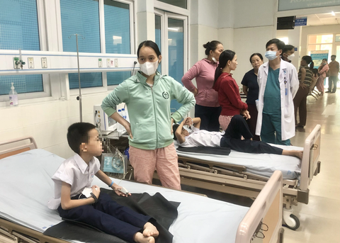 Ăn thạch trước cổng trường, 40 học sinh phải đi viện- Ảnh 1. Hơn 40 học sinh bị ngộ độc thực phẩm phải đến cơ sở y tế điều trị sau khi ăn thạch trước cổng trường - Ảnh: T.P