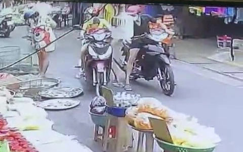 Vô tư để điện thoại ở hộc trước xe máy, cô gái bị cướp- Ảnh 1. Camera ghi cảnh nam thanh niên cướp giật điện thoại của cô gái - Ảnh cắt từ camera