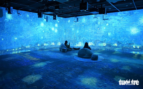 Triển lãm nghệ thuật đa giác quan Van Gogh ở Việt Nam kém hơn ở Thái, Singapore?- Ảnh 1. Khán giả ngồi ghế lười, đắm mình vào thế giới visual art đầy màu sắc trong khu Vincent's Soul - Ảnh: H.VY