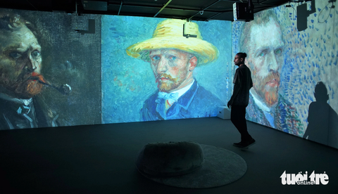 Triển lãm nghệ thuật đa giác quan Van Gogh ở Việt Nam kém hơn ở Thái, Singapore?- Ảnh 3. Sivaraj Pragasm đánh giá cao cách dẫn dắt trải nghiệm về Van Gogh tại triển lãm - Ảnh: H.VY