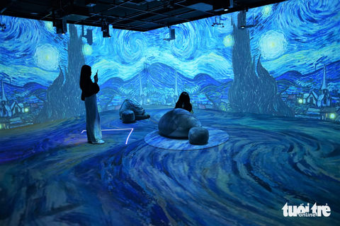 Triển lãm nghệ thuật đa giác quan Van Gogh ở Việt Nam kém hơn ở Thái, Singapore?- Ảnh 5. Thưởng thức âm thanh kết hợp hiệu ứng visual art ấn tượng tại khu Vincent's Soul - Ảnh: H.VY