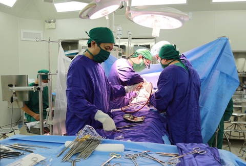 Chi đến 750 triệu để tuyển một bác sĩ giỏi- Ảnh 1. Đội ngũ y bác sĩ Bệnh viện Đa khoa tỉnh Quảng Ninh thực hiện phẫu thuật mổ tim hở cho bệnh nhân - Ảnh: HÀ TRANG