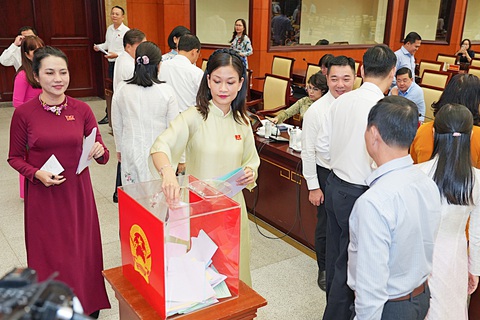 TP.HCM: Xác định trọng điểm đầu tư hạ tầng số- Ảnh 4. Các đại biểu bỏ phiếu tín nhiệm tại kỳ họp thứ 13 HĐND TP.HCMkhóa X - Ảnh HỮU HẠNH