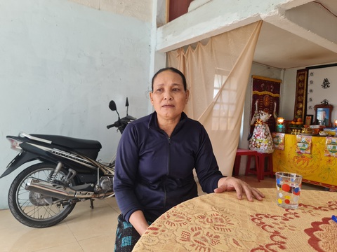 Loạt dự án chậm tiến độ chục năm tại Quảng Ngãi vì vướng mặt bằng- Ảnh 3. Bà Nguyễn Thị Kim Oanh là hộ dân bị ảnh hưởng quyền lợi bởi dự án nút giao thông ngã tư Sơn Tịnh - Ảnh: TRẦN MAI