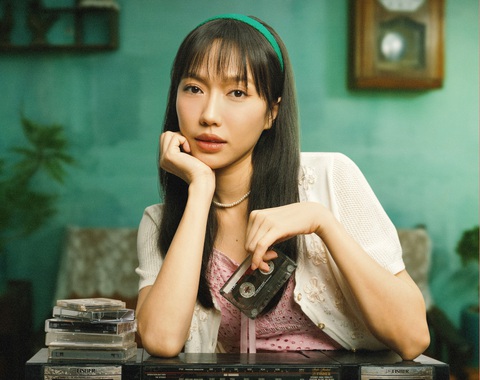 Hé lộ vai diễn của Lê Giang trong phim Tết đối đầu Trấn Thành- Ảnh 3. Thủ vai nữ chính Ngọc Huyền, Diệu Nhi xuất hiện với tạo hình dịu dàng, thanh thuần, khác hẳn với hình tượng hài hước, tràn đầy năng lượng vốn là “thương hiệu” của cô nàng, bởi đây là lần đầu tiên cô sánh vai cùng ông xã Anh Tú trên màn ảnh rộng. Sự biến hóa về hình ảnh của Diệu Nhi càng khiến khán giả tò mò, liệu nữ diễn viên cùng ông xã sẽ có tương tác thú vị như thế nào trên màn ảnh.