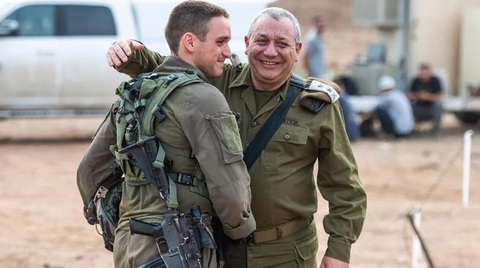 Con trai của bộ trưởng Israel thiệt mạng ở Gaza- Ảnh 1. Anh Gal Meir Eisenkot, con trai của ông Gadi Eisenkot, đã thiệt mạng ở phía bắc Gaza. Đây là ảnh chụp hai cha con họ vào năm 2018 - Ảnh: CNN
