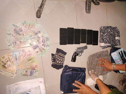 Hai thanh niên mang súng, xưng công an xuống Vĩnh Long cướp tiệm game bắn cá- Ảnh 1. Quang và Tài nổ súng cướp tiệm game bắn cá và khống chế con chủ tiệm để tẩu thoát - Ảnh: Công an cung cấp