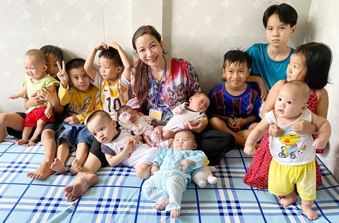 Cưu mang mẹ bầu, trẻ sơ sinh- Ảnh 1. Chị Đặng Thị Ngọc Sương và các bé con của các mẹ bầu tại Mái nhà chung - Ảnh: NVCC