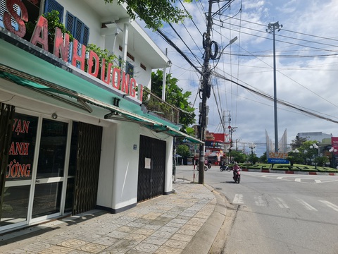 Loạt dự án chậm tiến độ chục năm tại Quảng Ngãi vì vướng mặt bằng- Ảnh 2. Dự án nút giao thông ngã tư Sơn Tịnh đã không triển khai nhiều năm, nhưng quyết định thu hồi đất 14 năm trước vẫn còn hiệu lực - Ảnh: TRẦN MAI