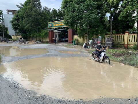 Loạt dự án chậm tiến độ chục năm tại Quảng Ngãi vì vướng mặt bằng- Ảnh 1. Dự án đường Chu Văn An (TP Quảng Ngãi) chậm tiến độ kéo dài, trở thành nỗi ám ảnh của người dân - Ảnh: TRẦN MAI