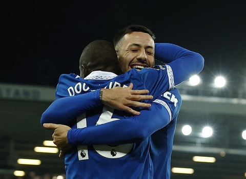 Tottenham không thắng trận thứ 5 liên tiếp ở Premier League- Ảnh 3. Everton đã khiến cho Newcastle trở lại mặt đất - Ảnh: REUTERS