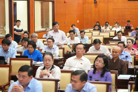 TP.HCM: Xác định trọng điểm đầu tư hạ tầng số- Ảnh 1. Đại biểu Nguyễn Thanh Nhã, giám đốc Sở Quy hoạch và Kiến trúc TP.HCM, trả lời chất vấn - Ảnh: HỮU HẠNH