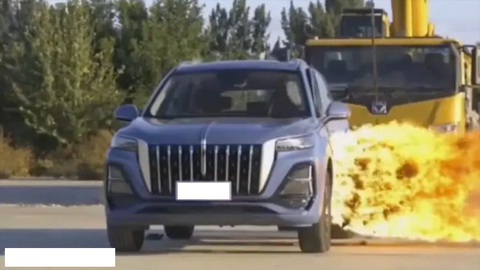 'Tra tấn' bằng cầu lửa, tường gạch, xe vẫn lái đi bình thường- Ảnh 1. Chiếc SUV cỡ trung Trung Quốc phải trải qua những bài thử va chạm đầy kỳ lạ - Ảnh cắt từ video, nguồn: InsideChinaAuto