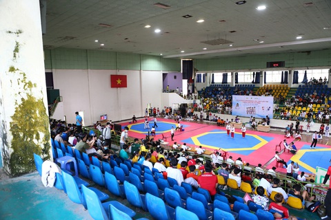Làm Trung tâm TDTT quận 4, một trong những cơ sở vật chất của thể thao TP.HCM, đã bị xuống cấp nghiêm trọng - Ảnh: HOÀNG TÙNG