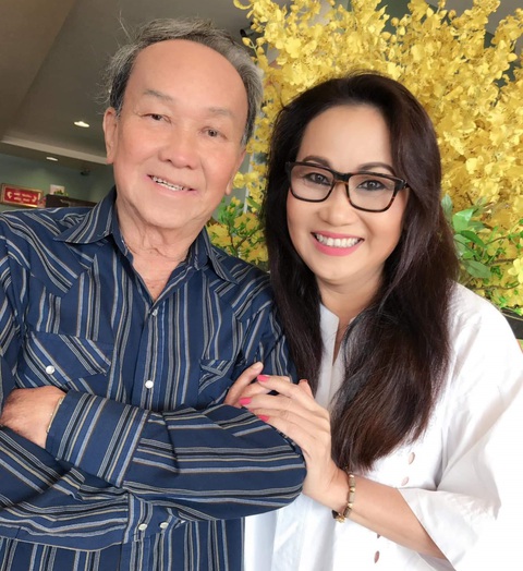 Nghệ Thanh Hằng (bìa phải) và ba, nghệ sĩ Hương Huyền - Ảnh gia đình cung cấp Nghệ Thanh Hằng và ba, nghệ sĩ Hương Huyền - Ảnh gia đình cung cấp
