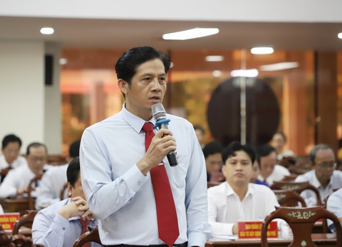 Cần Thơ đang xử lý 148 khu dân cư tự phát- Ảnh 2. Ông Huỳnh Trung Trứ - chủ tịch UBND quận Ninh Kiều - trả lời chất vấn của đại biểu Nguyễn Văn Dũng - Ảnh: CHÍ QUỐC