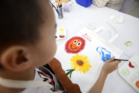Nguy cơ ngộ độc từ đồ chơi nhựa, thuốc cam trẻ em- Ảnh 2. Chuyên gia khuyến cáo lựa chọn đồ chơi an toàn phòng tránh nhiễm chì cho trẻ - Ảnh minh họa: Q.ĐỊNH