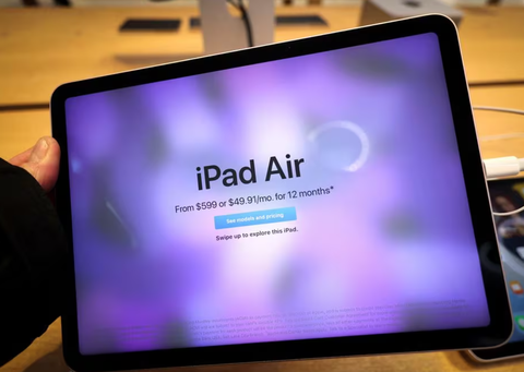 Apple đặt nguồn lực phát triển mẫu iPad mới tại Việt Nam- Ảnh 1. Một mẫu iPad của Apple được trưng bày tại cửa hàng ở thành phố New York, Mỹ tháng 3-2022 - Ảnh: REUTERS