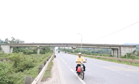 Lạ lùng cầu vượt như cổng chào, để nhìn cho vui, dân có vượt được đâu!- Ảnh 6. Cầu vượt thi công dở dang chưa có đường dẫn - Ảnh: LÊ TRUNG