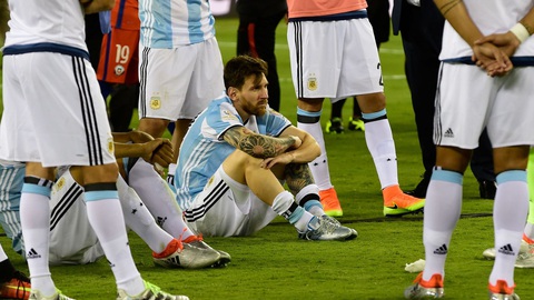 Messi và Argentina gặp lại đối thủ cũ ở Copa America 2024- Ảnh 1. Messi với hình ảnh thất bại cay đắng trước Chile ở chung kết Copa America 2016 - Ảnh: Getty