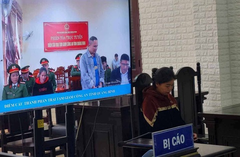 Mua, chở 12kg ma túy vào Việt Nam, hai người lãnh án tử hình- Ảnh 1. Hai bị cáo liên quan đến vụ án mua bán, vận chuyển ma túy được xét xử trực tuyến - Ảnh: L.C