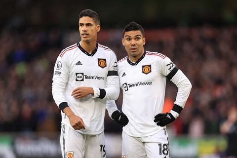 Tin tức thể thao sáng 8-12: Nadal tính giải nghệ năm sau, Man United bán nhiều ngôi sao- Ảnh 2. Raphael Varane và Casemiro có thể ra đi ngay trong tháng 1 - Ảnh: MAN UNITED