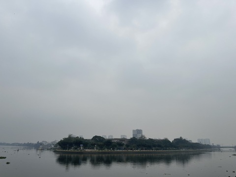 Sáng nay bầu trời TP.HCM mù dày đặc- Ảnh 2. Sáng nay TP.HCM trời âm u, nắng yếu - Ảnh: LÊ PHAN