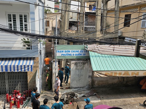 Người đàn ông ở quận 10 đốt nhà rồi cố thủ bên trong, lực lượng chức năng đang tìm cách khống chế- Ảnh 1. Con hẻm nơi người đàn ông cố thủ trong nhà - Ảnh: MINH TÂN