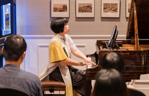 Nghệ sĩ piano Bích Trà: Tôi đi từng bước nhỏ- Ảnh 5. Khoảnh khắc tập trung tuyệt đối vào âm nhạc khi trình diễn của nghệ sĩ piano Bích Trà - Ảnh: BTC