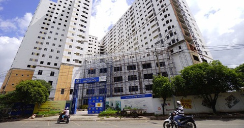 Thị trường bất động sản ảm đạm vì không có nhà ở vừa túi tiền- Ảnh 4. Cần có các chính sách tăng nguồn cung nhà ở xã hội, nhà ở vừa túi tiền là cách làm căn cơ giúp người có thu nhập trung bình và thấp tiếp cận được nhà ở, thay vì kêu gọi nhà ở thương mại giảm giá sâu - Ảnh: QUANG ĐỊNH