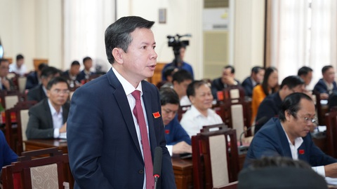 Huế sẽ miễn 100% học phí cho học sinh khi trực thuộc trung ương- Ảnh 1. Ông Nguyễn Tân - giám đốc Sở GD&ĐT Thừa Thiên Huế - trả lời chất vấn về việc miễn 100% học phí - Ảnh: NGỌC HIỂU