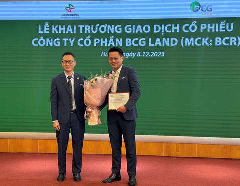 Cổ phiếu BCR của BCG Land chính thức lên sàn UPCoM- Ảnh 3. Ông Phạm Đại Nghĩa - phó tổng giám đốc điều hành BCG Land (bên phải) - nhận quyết định giao dịch cổ phiếu BCR trên UPCOM
