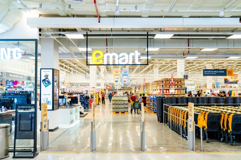 Thiso Mall Trường Chinh - Phan Huy Ích, điểm hẹn mới cho giới trẻ trong dịp lễ cuối năm- Ảnh 3. Khách hàng được tận hưởng trải nghiệm mua sắm tối ưu với các chương trình khuyến mãi độc nhất tại các cửa hàng và đại siêu thị Emart.