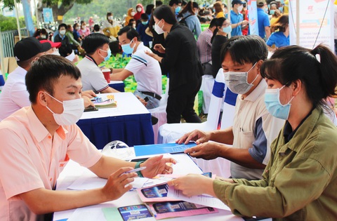 56% doanh nghiệp phải cắt giảm lao động- Ảnh 2. Công nhân tìm hiểu nhu cầu tuyển dụng lao động, việc làm tại ngày hội việc làm tổ chức ngay trong khu chế xuất tại TP.HCM - Ảnh: Q.LINH