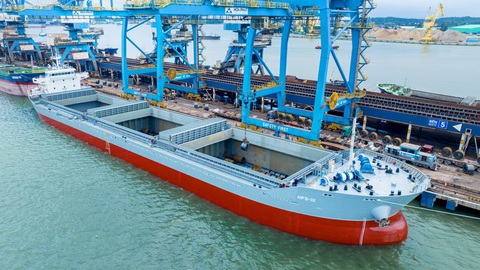Hòa Phát sẽ có 15-20 tàu biển- Ảnh 1. Tàu mới chở thép cuộn cán nóng của Hòa Phát đầu tư đóng mới chính thức vận hành từ khu vực miền Trung vào miền Nam nhanh chóng - Ảnh: H.P.