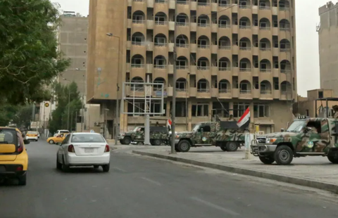 Đại sứ quán Mỹ tại Iraq bị tấn công tên lửa- Ảnh 1. Lực lượng an ninh Iraq đứng gác gần khu vực an ninh cao của Baghdad, gần Đại sứ quán Mỹ - Ảnh: AFP