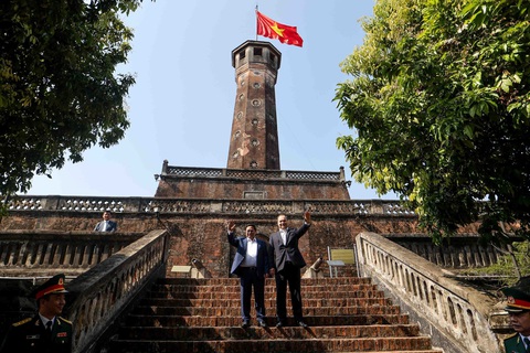 Thủ tướng Việt Nam, Belarus đi uống cà phê, ngắm Cột cờ Hà Nội- Ảnh 2. Hai nhà lãnh đạo chụp ảnh dưới chân Cột cờ Hà Nội - Ảnh: NGUYỄN KHÁNH