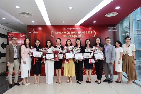 Cuộc thi 'Tư vấn viên toàn năng 2023' nhận nhiều câu chuyện cảm xúc về bảo hiểm- Ảnh 1. Ông Ngô Trung Dũng - phó tổng thư ký Hiệp hội Bảo hiểm (thứ ba, từ phải qua) - cùng đại diện doanh nghiệp và các tư vấn viên đoạt giải trong cuộc thi.