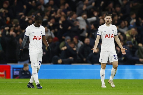 Tottenham không thắng trận thứ 5 liên tiếp ở Premier League- Ảnh 1. Sai lầm của hàng phòng ngự đã khiến Tottenham nhận thất bại - Ảnh: REUTERS