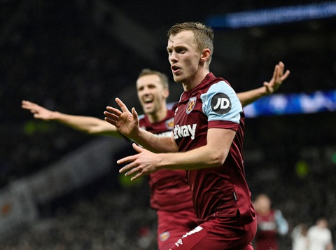 Tottenham không thắng trận thứ 5 liên tiếp ở Premier League- Ảnh 2. Cầu thủ West Ham tận dụng tốt thời cơ để mang về 3 điểm - Ảnh: REUTERS