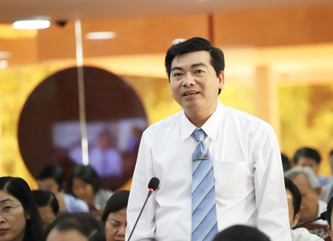 Bạo lực học đường có phải do đạo đức xuống cấp?- Ảnh 1. Giám đốc Sở Giáo dục và Đào tạo TP Cần Thơ Trần Thanh Bình trả lời chất vấn - Ảnh: CHÍ QUỐC