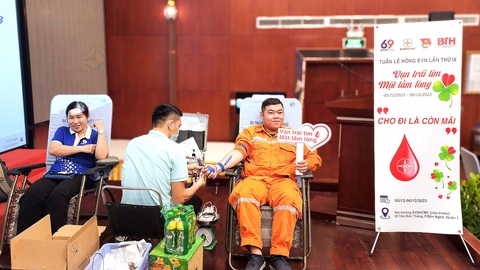 Ngành điện TP.HCM: Nhiều hoạt động tri ân khách hàng- Ảnh 1. Người lao động ngành điện TP.HCM hiến máu tình nguyện trong Tháng tri ân khách hàng - Ảnh: EVNHCMC