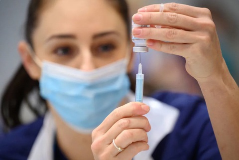 Có tới 30% số người được tiêm vắc xin mRNA gặp phải phản ứng miễn dịch ngoài ý muốn - Ảnh: LEON NEAL/PA Có tới 30% số người được tiêm vắc xin mRNA gặp phải phản ứng miễn dịch ngoài ý muốn - Ảnh: LEON NEAL/PA