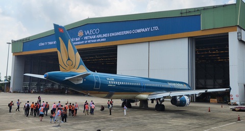 Vietnam Airlines công bố báo cáo tài chính, vẫn chưa thoát lỗ- Ảnh 1. Doanh thu năm 2022 của Vietnam Airlines cao gấp 2,5 lần năm 2021 nhưng hãng chưa thoát lỗ - Ảnh: TUẤN PHÙNG